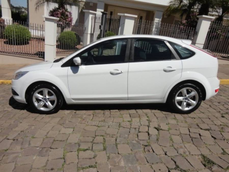 FORD - FOCUS - 2012/2013 - Branca - R$ 47.000,00