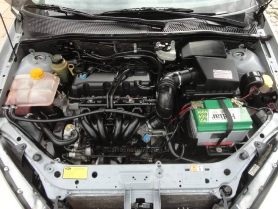 FORD - FOCUS - 2005/2005 - Prata - R$ 24.000,00