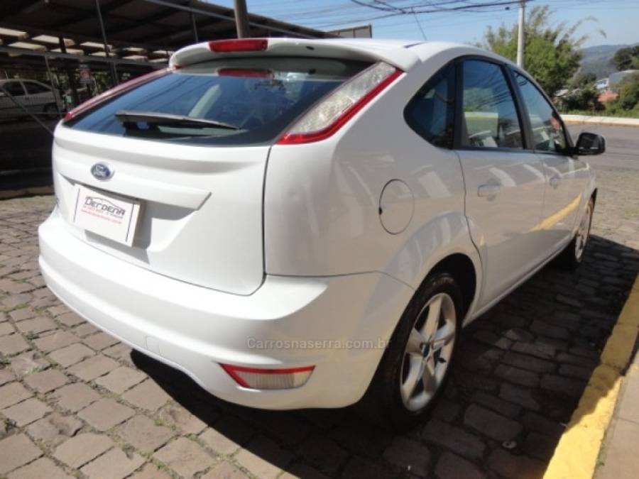 FORD - FOCUS - 2012/2013 - Branca - R$ 47.000,00