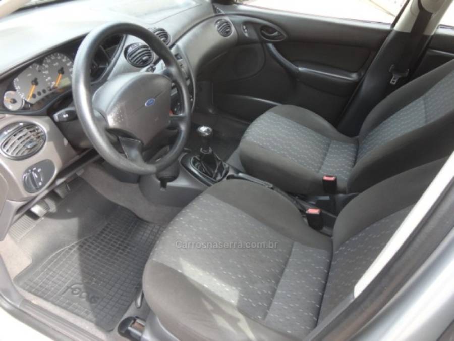FORD - FOCUS - 2005/2005 - Prata - R$ 24.000,00